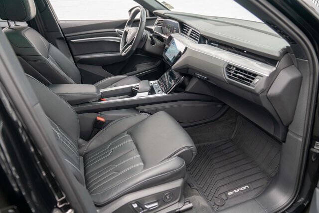 2024 Audi Q8 Sportback e-tron 33