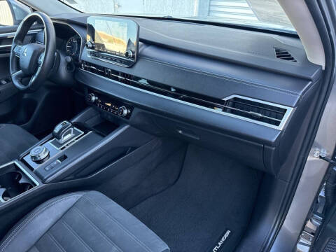 2023 Mitsubishi Outlander SE