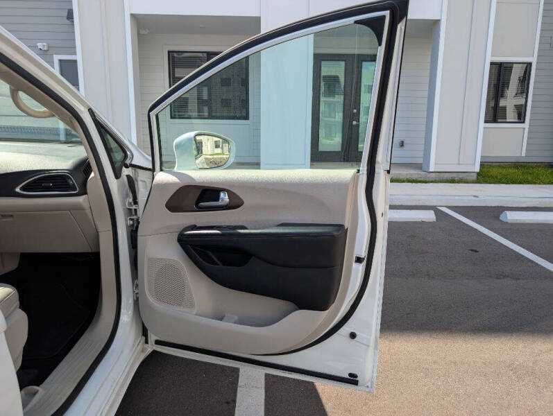 2017 Chrysler Pacifica Touring-L