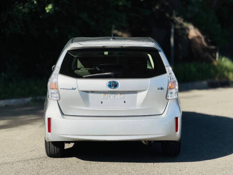 2012 Toyota Prius v Two