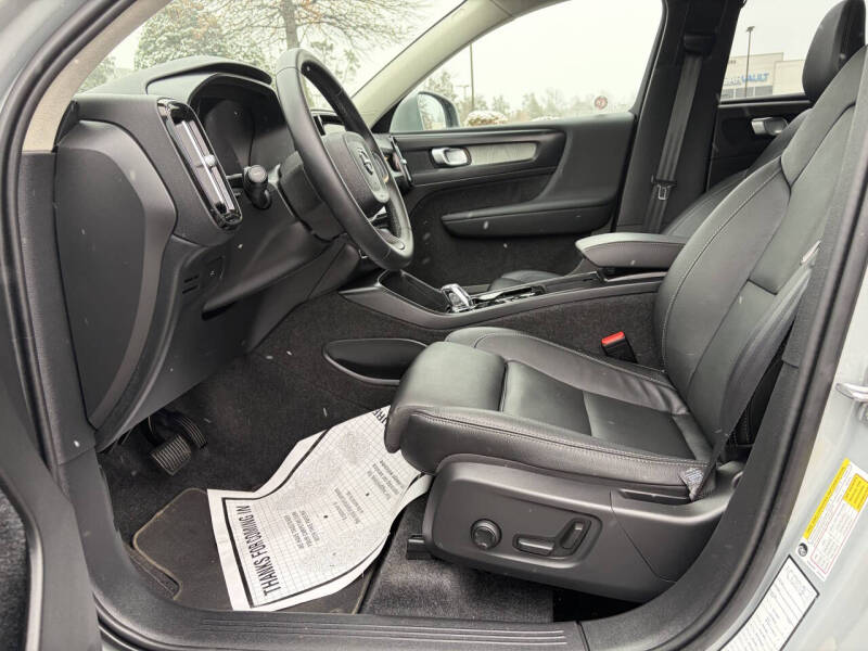 2025 Volvo XC40 B5 Plus Bright Theme