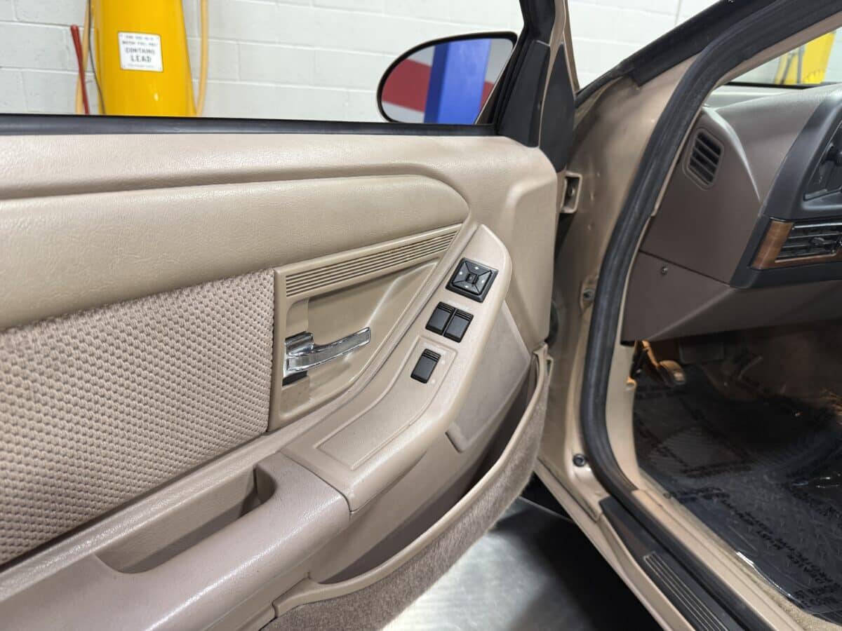 1993 Ford Thunderbird 29