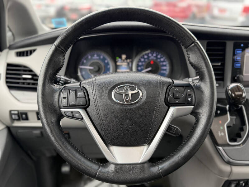 2016 Toyota Sienna XLE Premium 7-Passenger