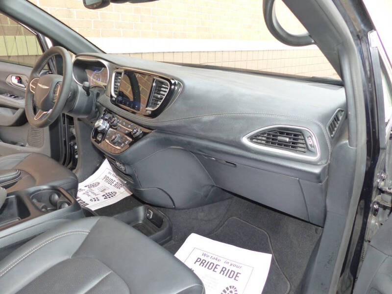2025 Chrysler Pacifica Select