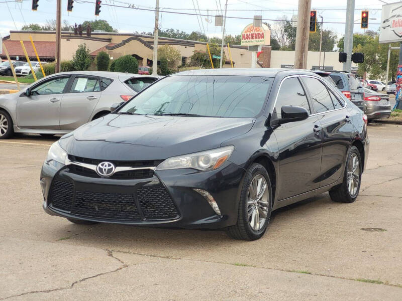 2017 Toyota Camry SE's photo