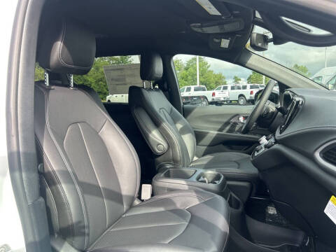 2026 Chrysler Pacifica Select