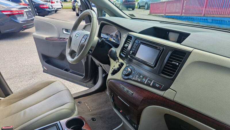 2014 Toyota Sienna XLE 7-Passenger Auto Access Seat