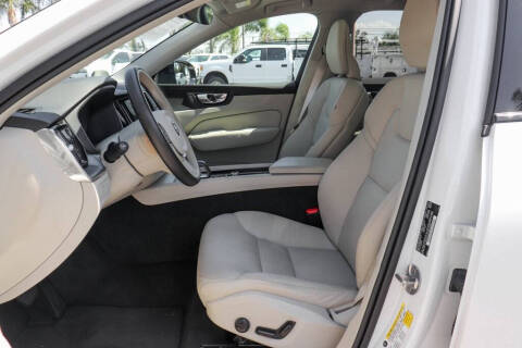 2024 Volvo XC60 B5 Core Dark Theme