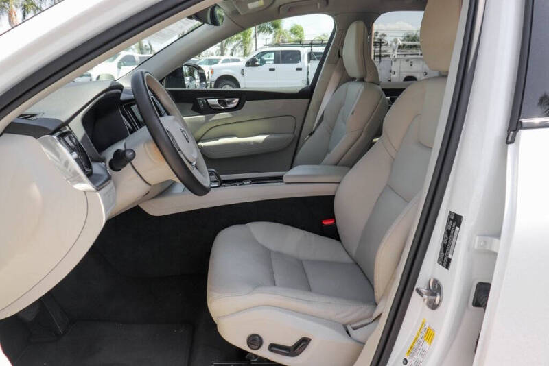 2024 Volvo XC60 B5 Core Dark Theme