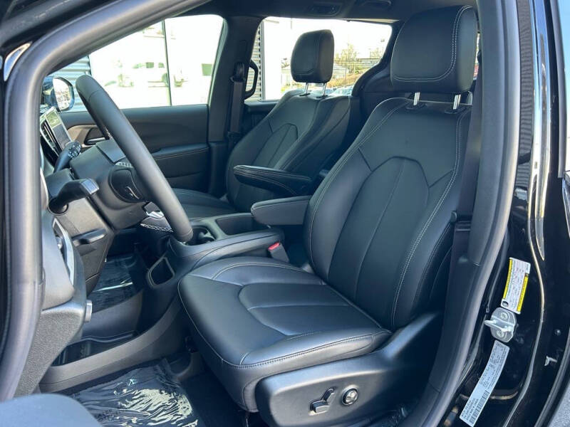 2025 Chrysler Voyager LX