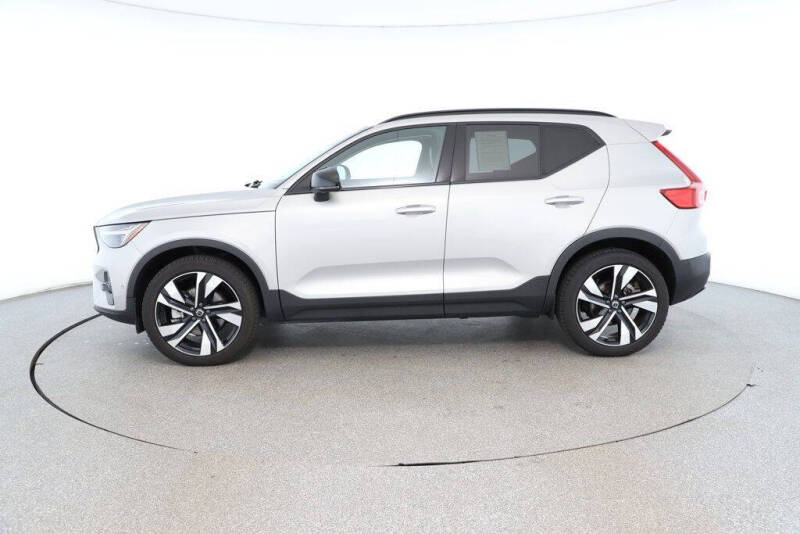 2024 Volvo XC40 B5 Plus Dark Theme