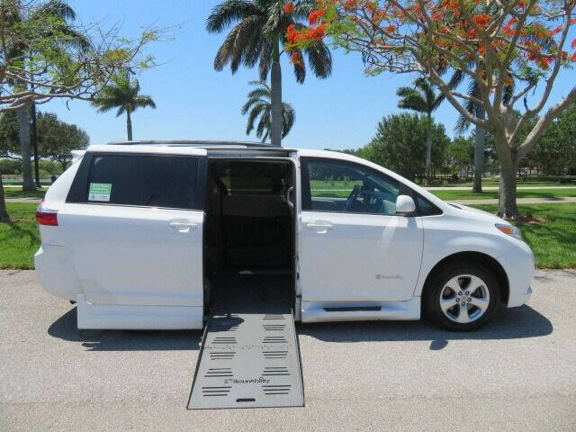 2016 Toyota Sienna LE Mobility 7-Passenger