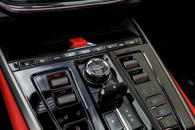 2025 Aston Martin DBX 707