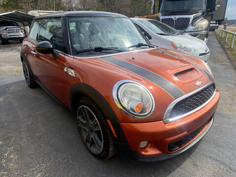 2012 MINI Cooper Hardtop for sale at Monroe Auto's, LLC in Parsons TN