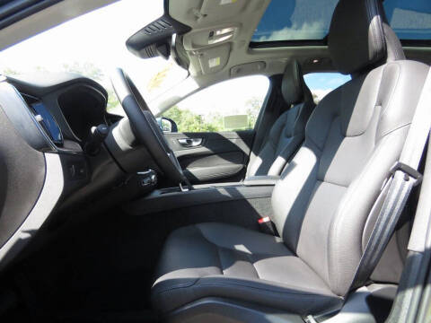 2022 Volvo XC60 B5 Momentum