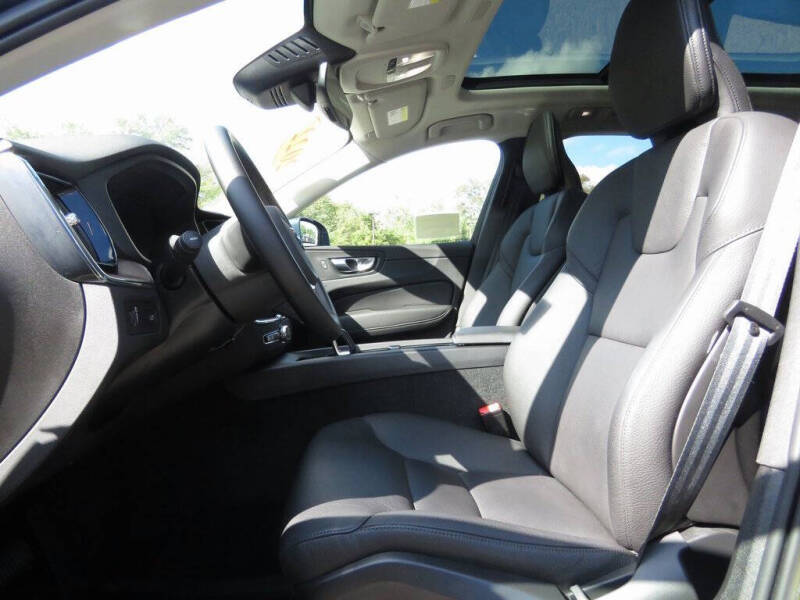 2022 Volvo XC60 B5 Momentum