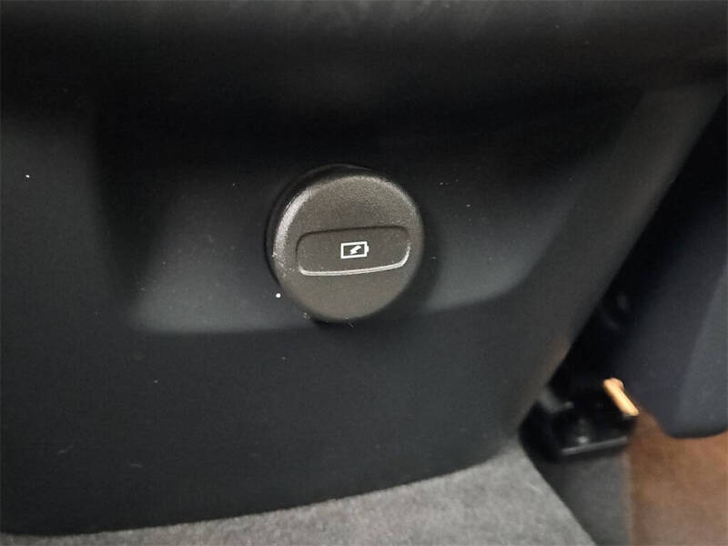 2023 Volvo XC60 B6 Ultimate Dark Theme