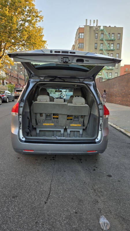 2014 Toyota Sienna LE 7-Passenger Auto Access Seat