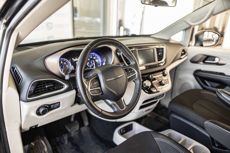 2022 Chrysler Voyager LX