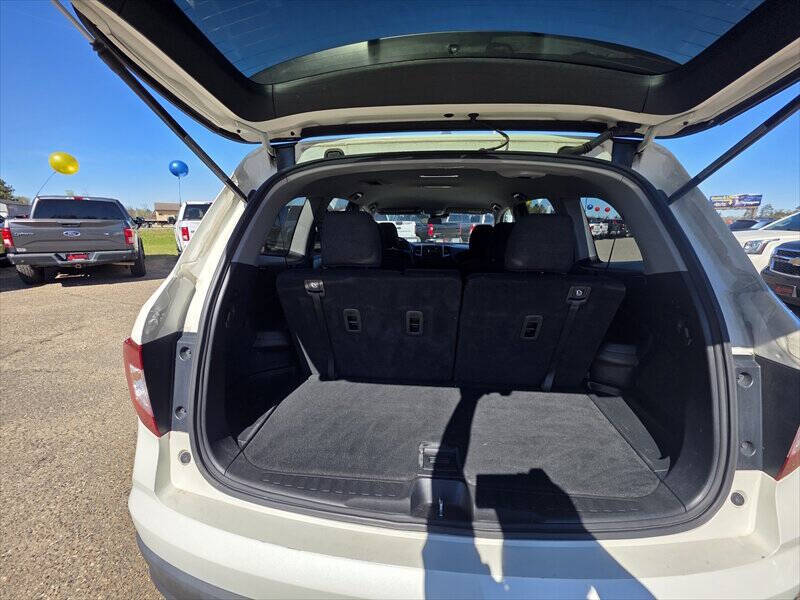 White 2019 Honda Pilot LX AWD LX 4dr SUV 16