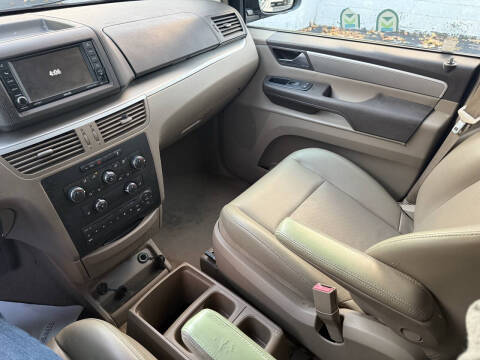 2012 Volkswagen Routan SE