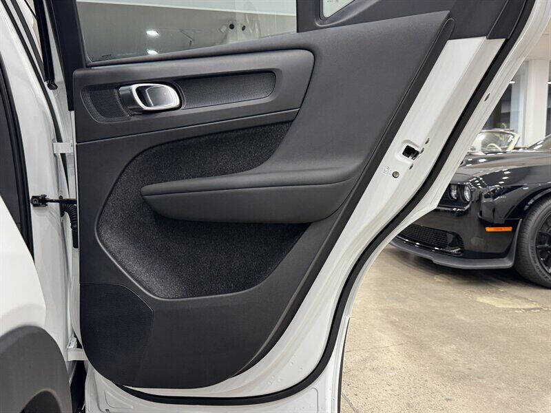 2025 Volvo XC40 B5 Core Bright Theme