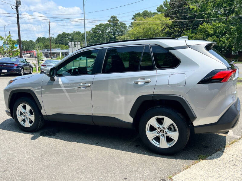 2021 Toyota RAV4 XLE photo 3