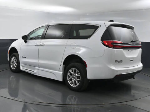 2024 Chrysler Pacifica Touring L