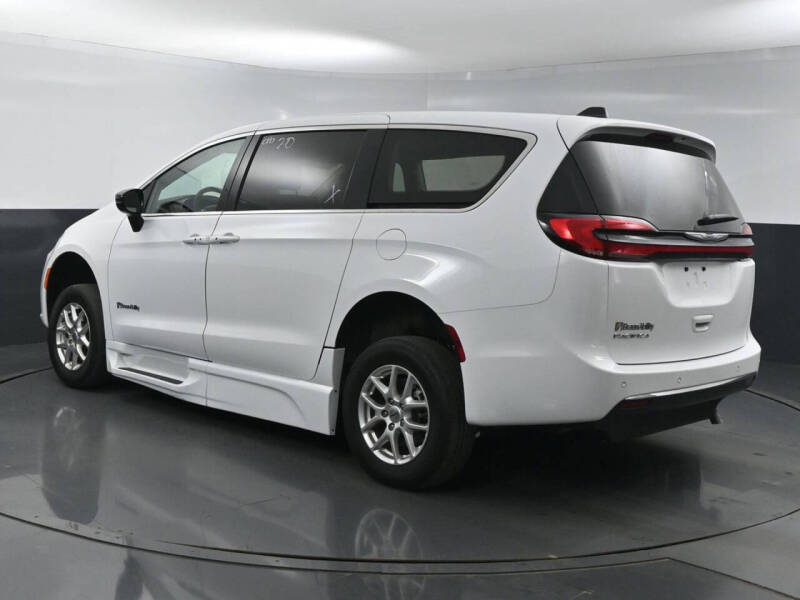 2024 Chrysler Pacifica Touring L