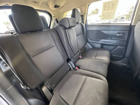 2017 Mitsubishi Outlander ES