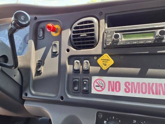 2006 Freightliner M2 106