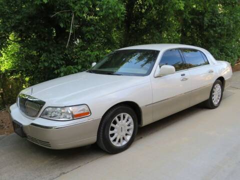2006 Lincoln Town Car for sale at SAINT CHARLES MOTORCARS in Saint Charles IL