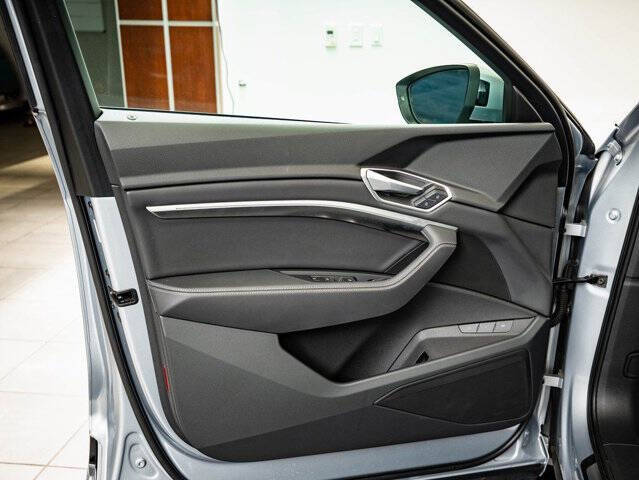 2022 Audi e-tron quattro Premium
