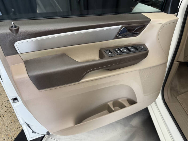 2012 Volkswagen Routan SE