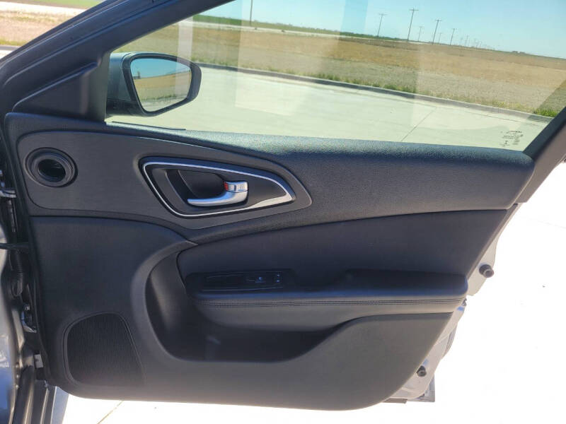 2015 Chrysler 200 LX