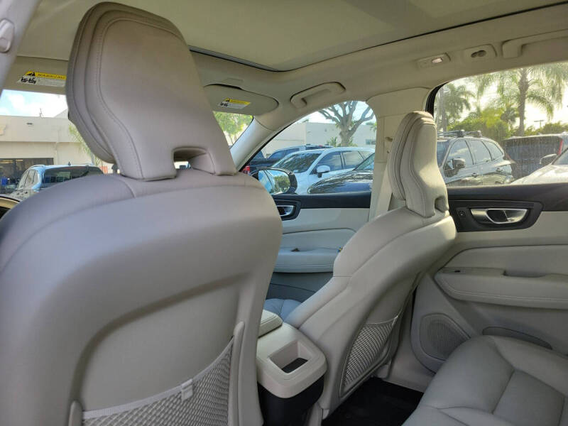 2024 Volvo XC60 B5 Core Dark Theme