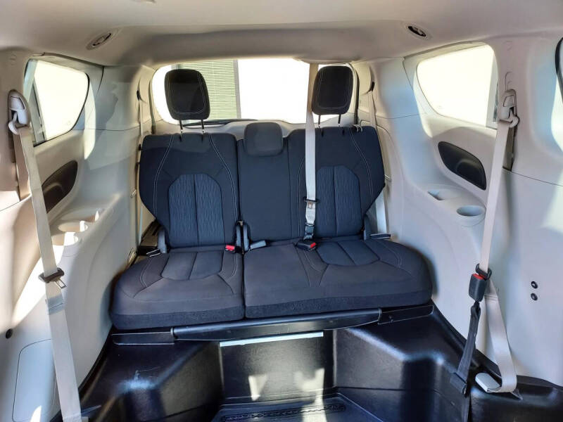 2022 Chrysler Voyager LX