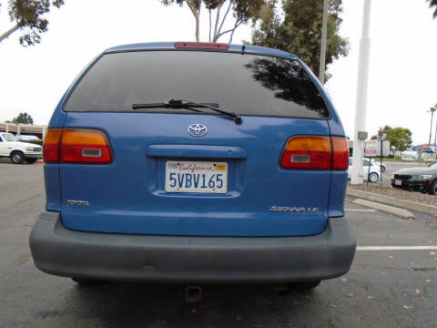 2000 Toyota Sienna LE
