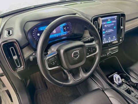 2023 Volvo XC40 B5 Plus Dark Theme