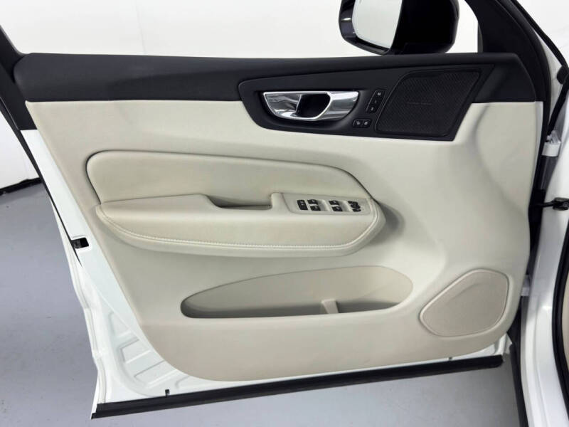 2023 Volvo XC60 B5 Ultimate Dark Theme