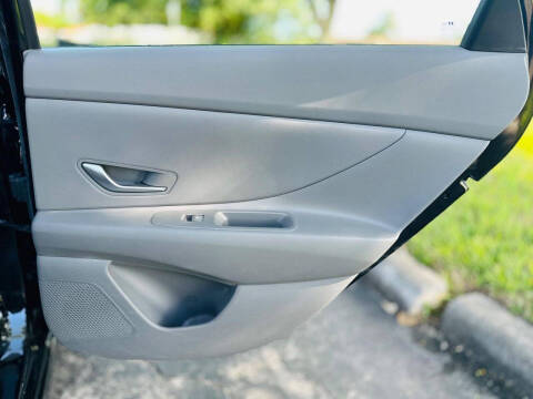 2025 Hyundai Elantra SE