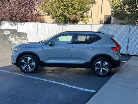 2024 Volvo XC40 B5 Core Dark Theme