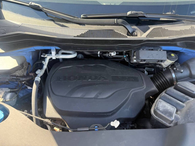 2021 Honda Pilot Touring w/Rear Captain's Chairs