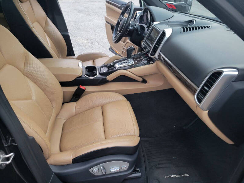 2016 Porsche Cayenne Base photo 15