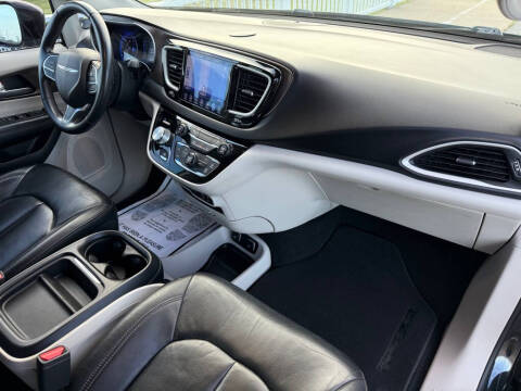 2017 Chrysler Pacifica Touring-L