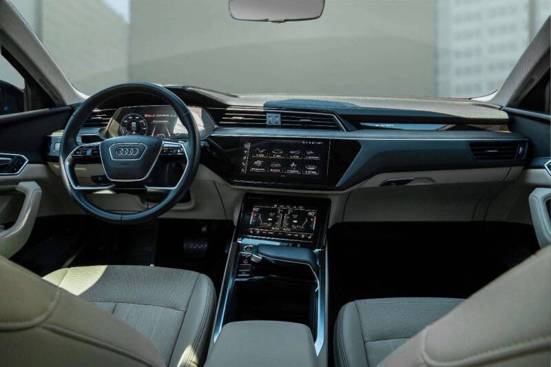 2022 Audi e-tron quattro Premium Plus