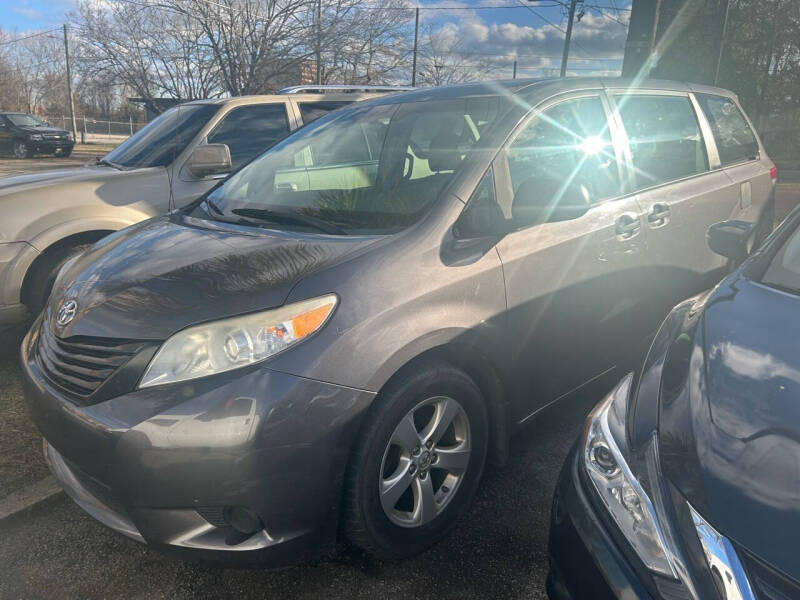 2013 Toyota Sienna for sale at MISTER TOMMY'S MOTORS LLC in Florence SC