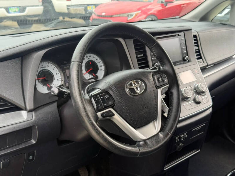 2019 Toyota Sienna SE Premium 8-Passenger