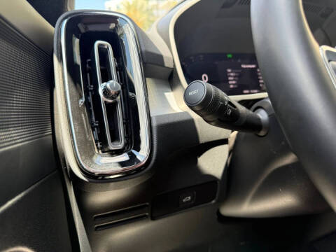 2025 Volvo XC40 B5 Core Bright Theme