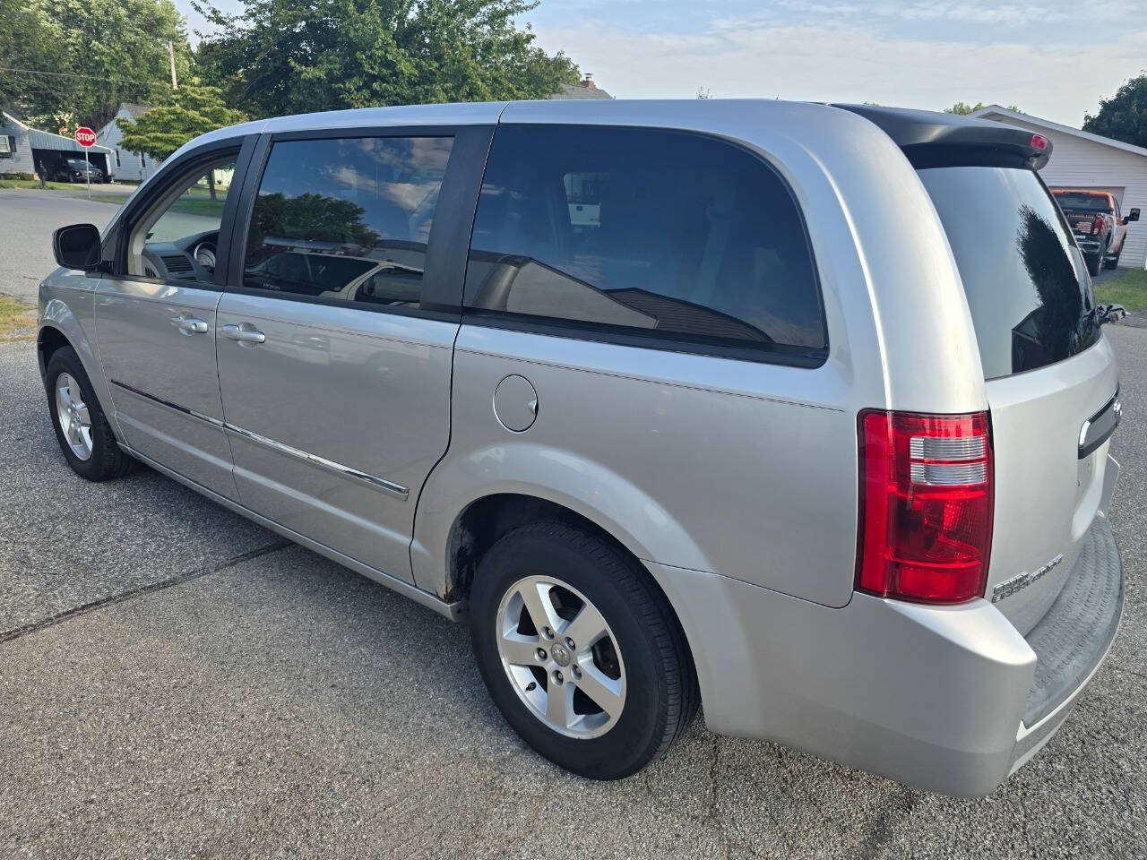 2008 Dodge Grand Caravan for sale at QUEENSGATE AUTO SALES in York, PA